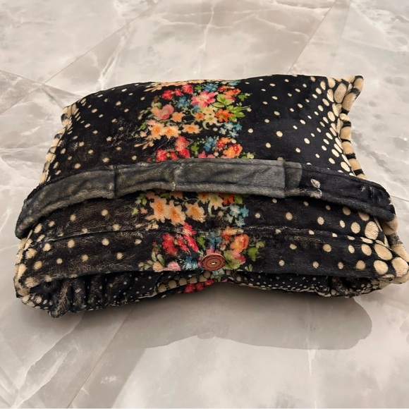 💕 JOHNNY WAS WILLA TRAVEL BLANKET Floral dotted pattern and flourishing blooms - Picture 8 of 10